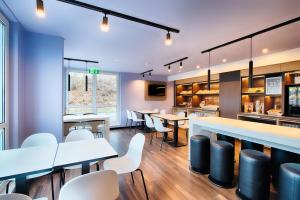 TV a/nebo společenská místnost v ubytování B&B Hotel Kassel-Süd