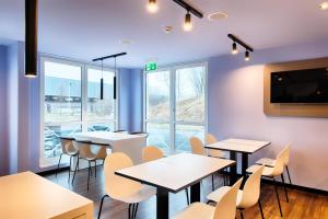 TV a/nebo společenská místnost v ubytování B&B Hotel Kassel-Süd