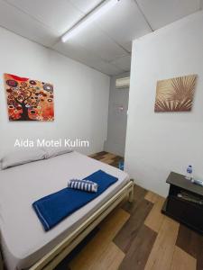 クリムにあるArt Motel Kulimのベッド付きの病室と壁画