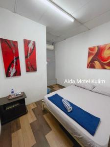 クリムにあるArt Motel Kulimのベッド付きの部屋、壁に絵画が飾られています。