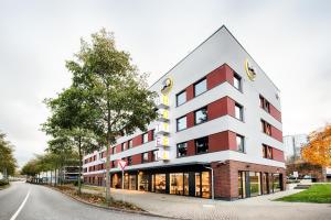 ein Gebäude an der Straßenseite in der Unterkunft B&B Hotel Kaiserslautern in Kaiserslautern