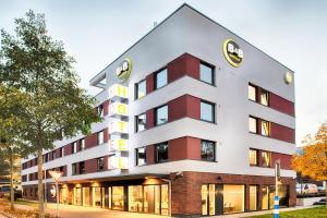 un montage de l'avant d'un bâtiment dans l'établissement B&B Hotel Kaiserslautern, à Kaiserslautern