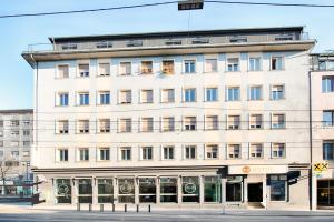 ein großes weißes Gebäude an der Ecke einer Straße in der Unterkunft B&B Hotel Graz-Hbf in Graz