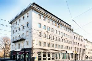 un gran edificio blanco en la esquina de una calle en B&B Hotel Graz-Hbf, en Graz