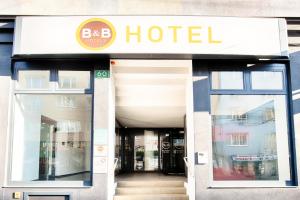 B&B Hotel Graz-Hbf في غراتس: مدخل لفندق والباب مفتوح