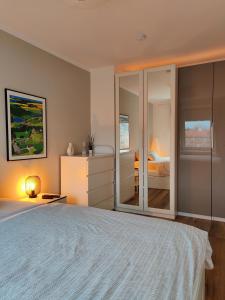 1 dormitorio con 1 cama blanca grande y 1 dormitorio con 1 cama doble en Kiel-frisch renovierte Innenstadtwohnung-24h check-in en Kiel