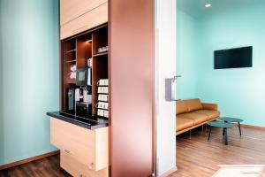 Televizors / izklaižu centrs naktsmītnē B&B Hotel Graz-Hbf
