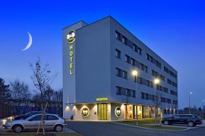 hotel z samochodami zaparkowanymi przed nim w obiekcie B&B Hotel Graz City-Süd w Grazu