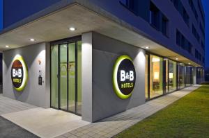 Budynek z tabliczką "Rycerzy z grilla" w obiekcie B&B Hotel Graz City-Süd w Grazu