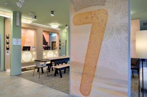 pokój ze stołem i dużą liczbą siedem w obiekcie B&B Hotel Graz City-Süd w Grazu +19 zdjęć