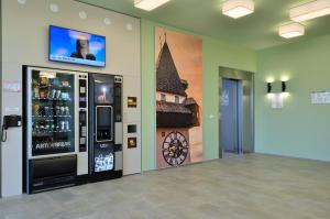pokój z automatem do sprzedaży i tarczą do rzutek na ścianie w obiekcie B&B Hotel Graz City-Süd w Grazu