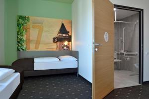 Łóżko lub łóżka w pokoju w obiekcie B&B Hotel Graz City-Süd