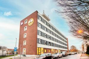 un edificio con un reloj al costado. en B&B Hotel Kassel-City, en Kassel