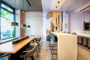 TV a/nebo společenská místnost v ubytování B&B Hotel Kiel-Holstenbrücke