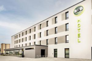 un edificio con un cartel en el costado en B&B Hotel Kehl, en Kehl am Rhein