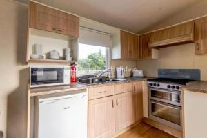 Kuchyň nebo kuchyňský kout v ubytování 8 Berth Spacious Dog Friendly Caravan, Near Great Yarmouth In Norfolk Ref 10004g