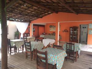 un patio con mesas y sillas y un restaurante en POUSADA PILLAR, en Paraty