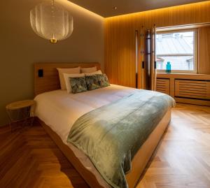 Un dormitorio con una cama grande y una ventana en Core Luxembourg City-Grand Duke's Palace en Luxemburgo