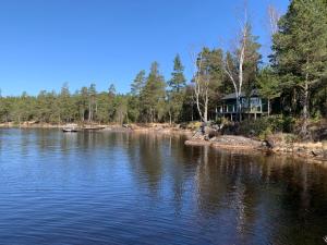 una casa en la orilla de un cuerpo de agua en Sävsjön, en Mjöbäck