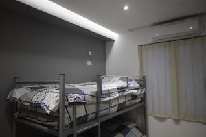 una camera con due letti a castello e una finestra di Sonche Hostel a Tirana