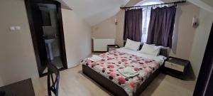 A bed or beds in a room at Restoran Filipovic