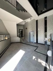 um quarto grande com uma escada e um grande piso de azulejo em Downtown Accommodation em Chişinău