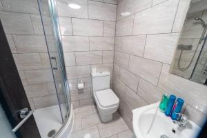 Bathroom sa Stylish Studio for short term near the City!