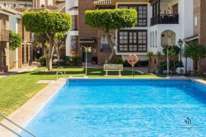 Bazén v ubytování Living4Malaga Fuengirola Beach&Pool Apartment nebo v jeho okolí