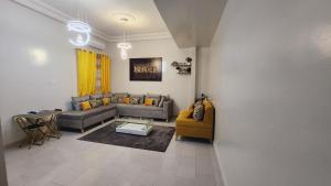 a living room with a couch and a table at F2 Appart Les Ambassades Point E, Dakar in Dakar