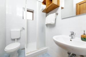 Dobrinj的住宿－Lorenzo in Klanice (Haus 2 für 6 Personen)，白色的浴室设有卫生间和水槽。