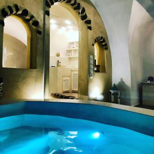 Bazén v ubytovaní Traditional Cave Villa-Paradise & Prive Jacuzzi alebo v jeho blízkosti
