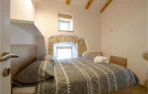 Säng eller sängar i ett rum på Lovely Home In Susnjevica With Wifi