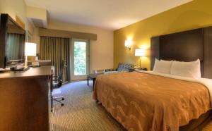 Katil atau katil-katil dalam bilik di Quality Inn +36 gambar