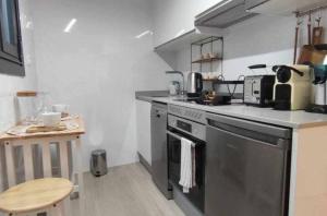 a kitchen with a stove and a counter top at Precioso Apartamento de 1 Habitación in O Barco de Valdeorras
