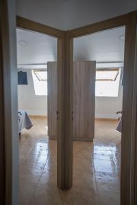 Televízia a/alebo spoločenská miestnosť v ubytovaní Apartamentos pilucha