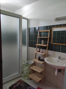 a bathroom with a sink and a ladder next to a mirror at Villa Odette in Beauséjour