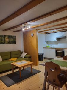 Kuchyňa alebo kuchynka v ubytovaní Sunnaschi Appartements - Wohnungen oder gesamt als "Hütte"
