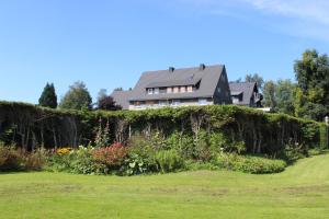 una casa en una colina con jardín en Haus Bergeshöh Hochsauerland, en Eslohe