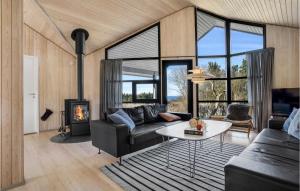 sala de estar con sofá y chimenea en Stunning Home In Sams With House Sea View, en Kolby Kås