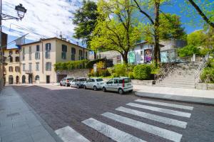 une rue avec des voitures garées sur le côté de la route dans l'établissement BERGAMO art - PORTA AGOSTINO, à Bergame