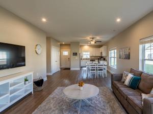 een woonkamer met een bank en een tafel bij Modern 2BR 2BA New Build Condo with Garage & Patio in Wyoming