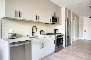 Φωτογραφία από το άλμπουμ του Mountain View studio w pool gym nr tech HQs SFO-1206 σε Σανιβέιλ