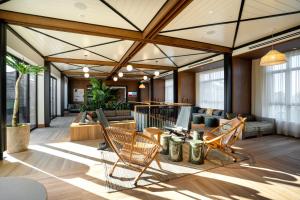 an open lobby with chairs and a table at Mountain View studio w pool gym nr tech HQs SFO-1206 in Sunnyvale