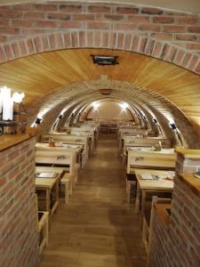 Reštaurácia alebo iné gastronomické zariadenie v ubytovaní Rodinný wellness hotel U Langrů