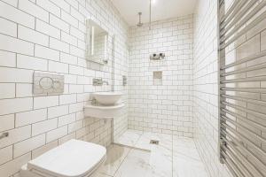 Et badeværelse på The Royal Bell Apartments - Central Bromley
