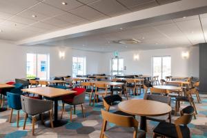 ein Esszimmer mit Tischen und Stühlen in der Unterkunft Holiday Inn Express Newcastle Gateshead by IHG in Newcastle upon Tyne