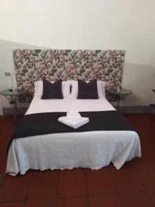 um quarto com uma cama grande e um cobertor preto e branco em Luisa in Palazzo Bianchi em Parma