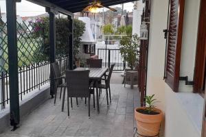 patio con mesa y sillas en el balcón en Helen's house, en Pefkohori