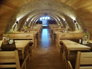 Reštaurácia alebo iné gastronomické zariadenie v ubytovaní Rodinný wellness hotel U Langrů