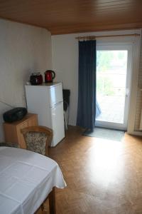 Zimmer mit einer Küche mit einem Kühlschrank und einer Tür in der Unterkunft Ferienwohnung Rumrich in Kurort Altenberg